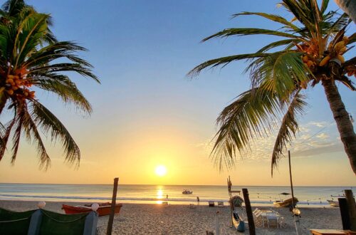Reisebegleitung Travel Blues Beitragsbild: Sonnenaufgang am Strand in Trincomalee, Sri Lanka, mit Palmen