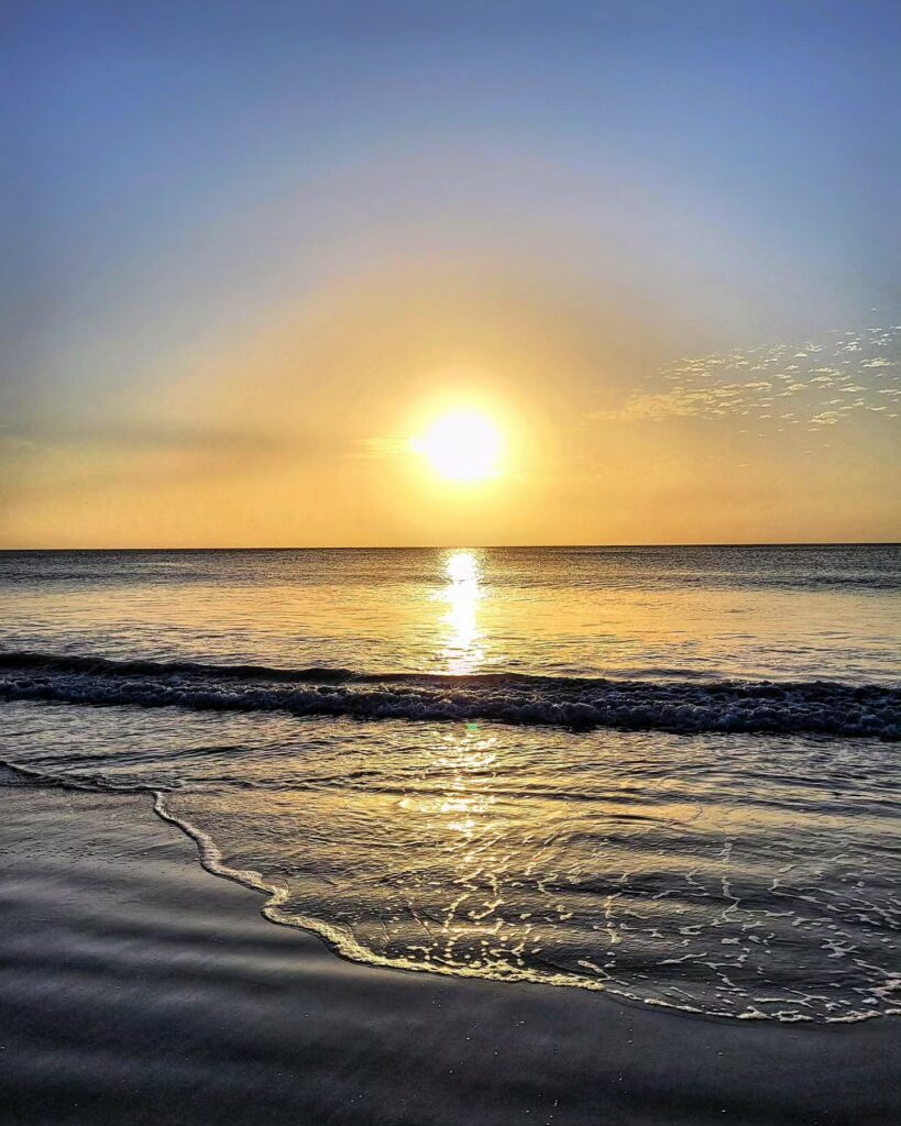 Sonnenaufgang am Uppuveli Beach in Trincomalee, Sri Lanka, mit Blick auf das Meer