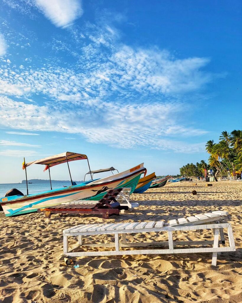 Bunte Boote am Uppuveli Beach in Trincomalee, Sri Lanka